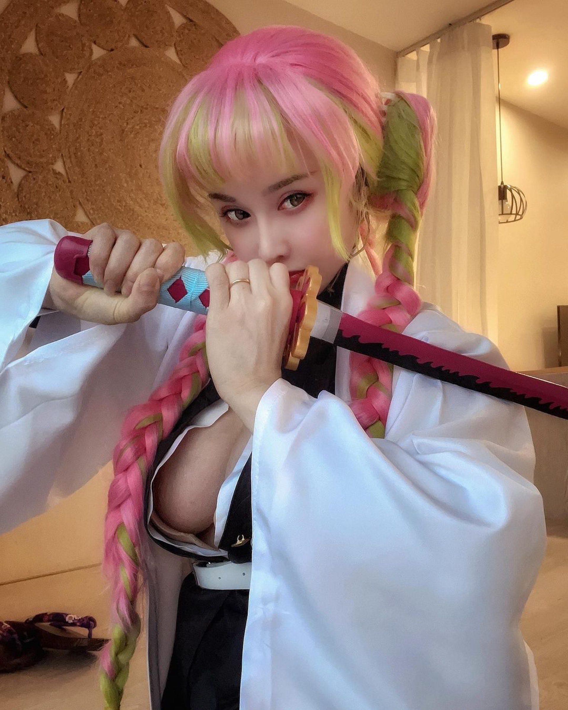 練成金剛芭比！正妹中醫cos《鬼滅》戀柱　網看傻：根本可以徒手殺鬼