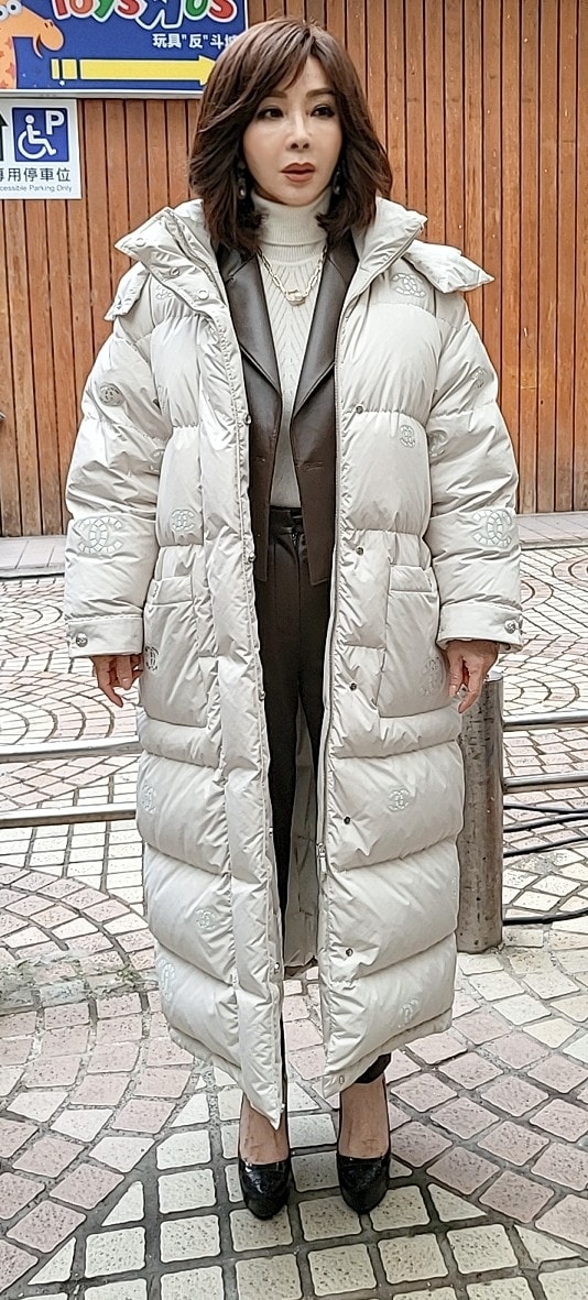 直接把國產車穿身上!陳美鳳「天價羽絨外套」嚇傻網:貧窮限制了想像