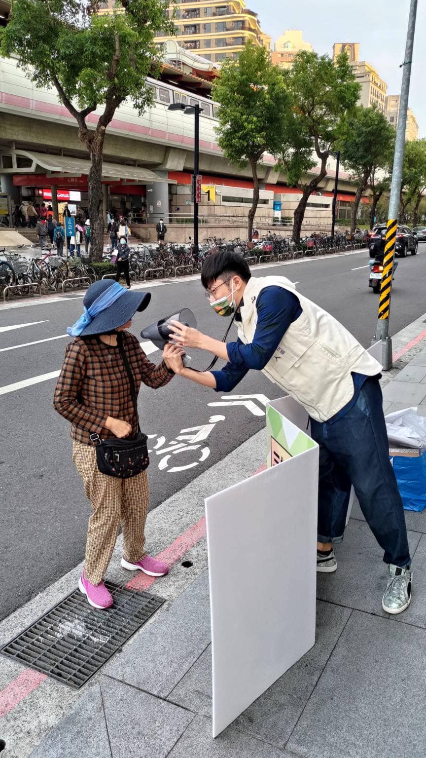 街頭演講慘遭韓粉「動手動腳」!焦糖哥哥高EQ神回覆:要罵上來罵
