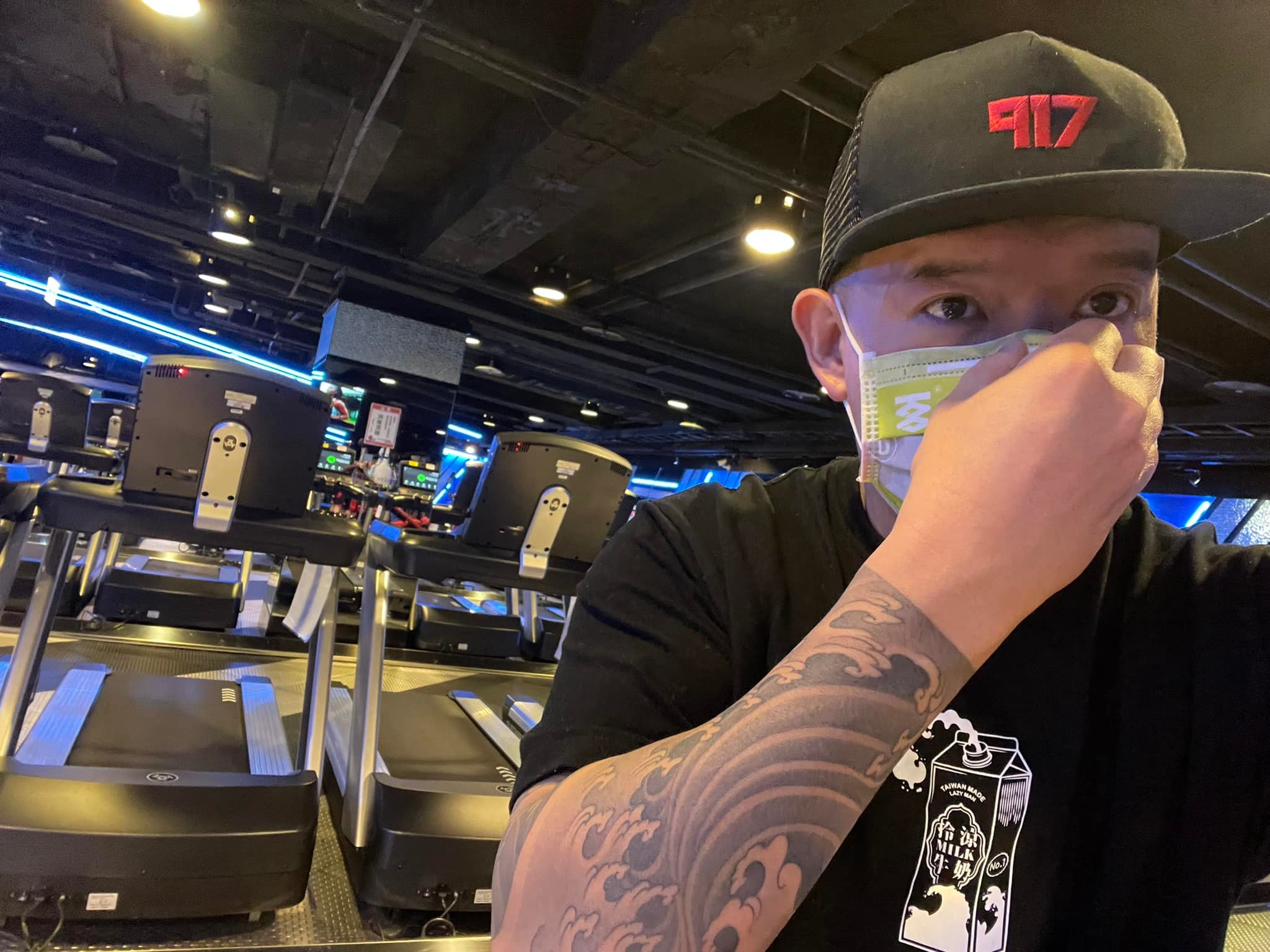 花500元挺台農!杜汶澤「買草莓」打開超傻眼:下面全是海綿!