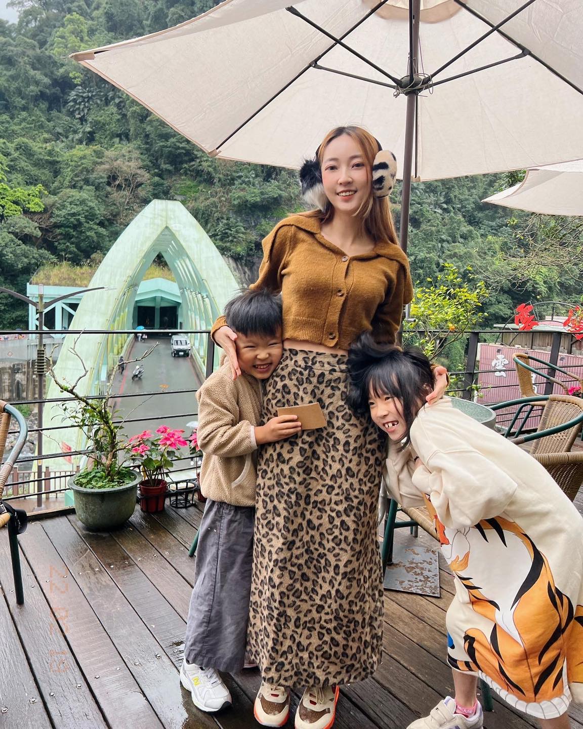 翁馨儀出遊穿「太火辣」!慘遭6歲兒急使出絕招 網笑喊:這樣才乖