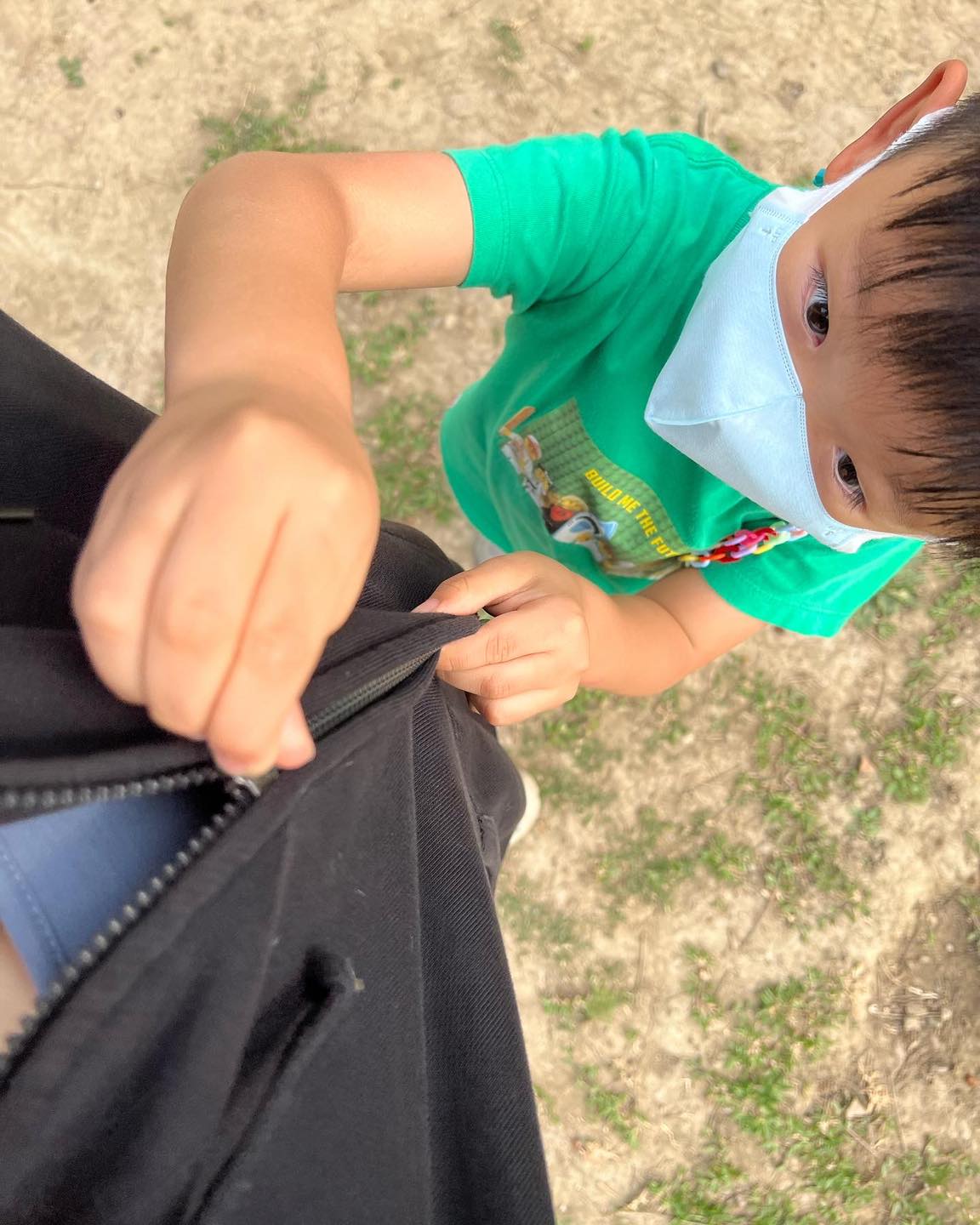 翁馨儀出遊穿「太火辣」!慘遭6歲兒急使出絕招 網笑喊:這樣才乖