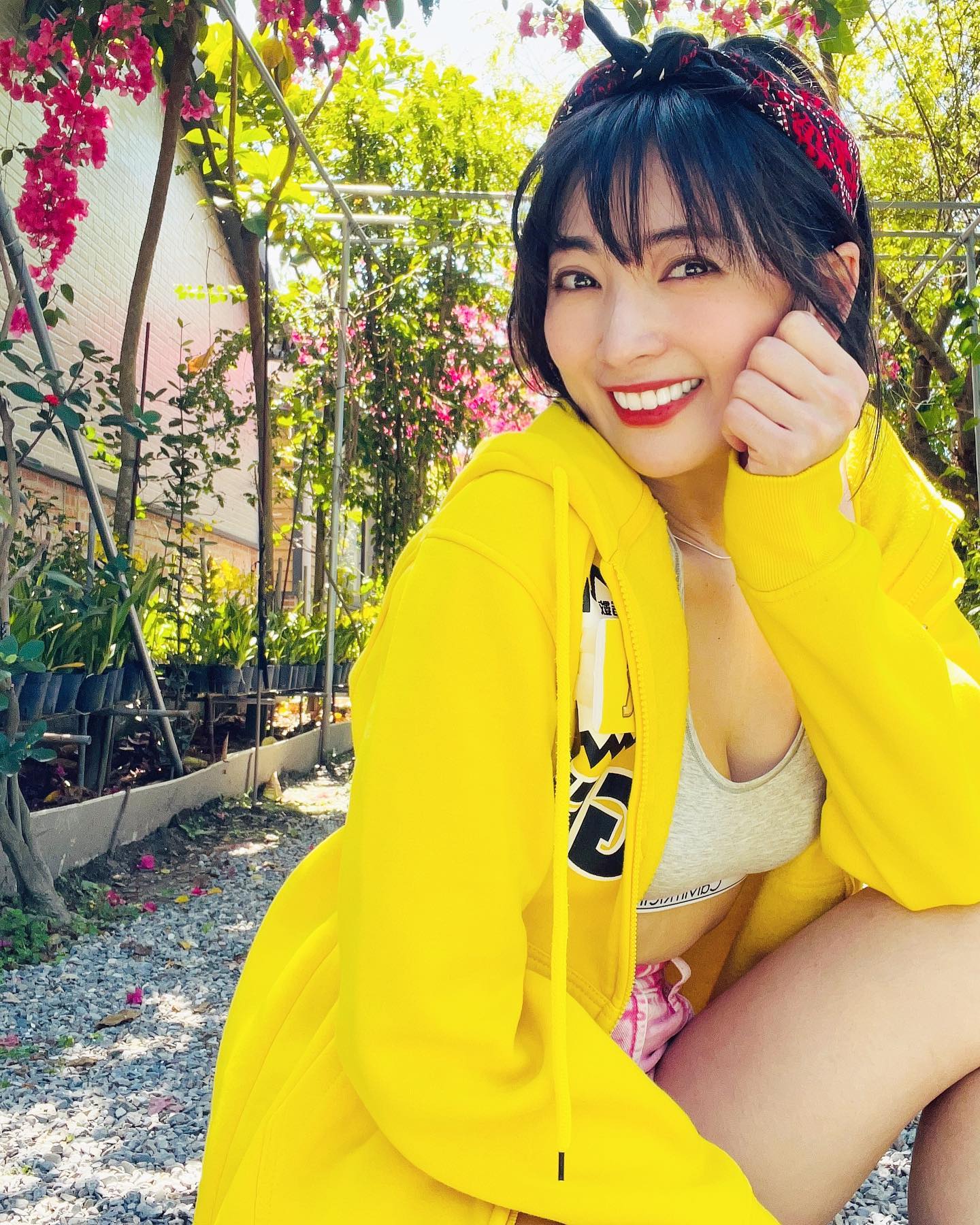 火辣尺度爆表!阿喜罕曬高衩泳裝「史庫水」 S曲線曼妙身材全洩