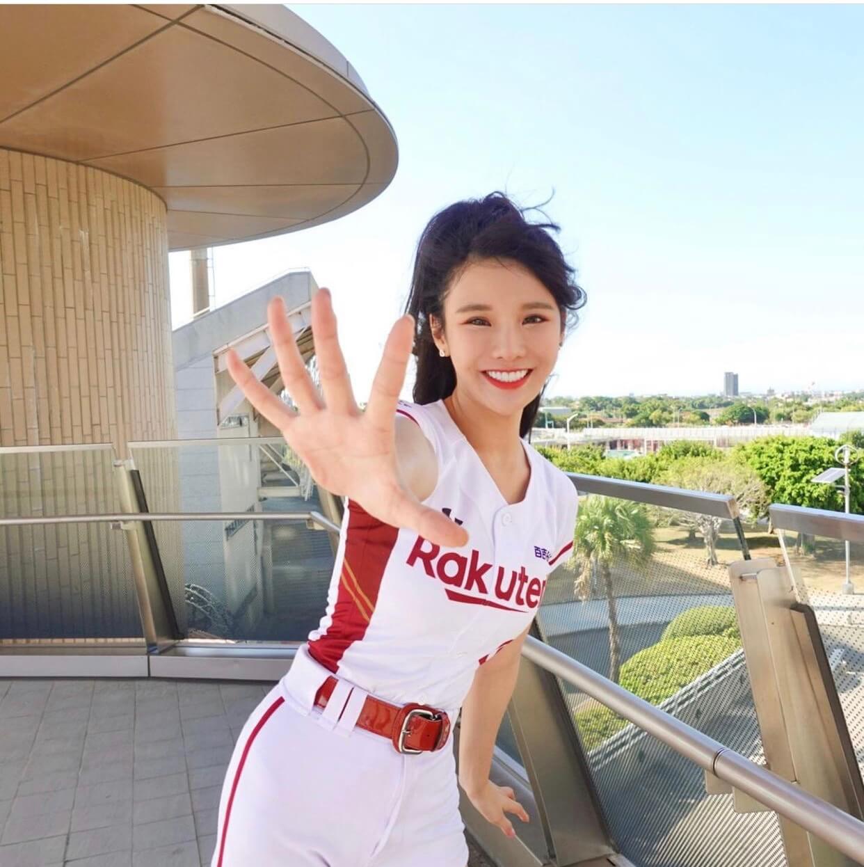 琳妲狂曬火辣照!只穿蕾絲透視內衣 私密樣全洩!