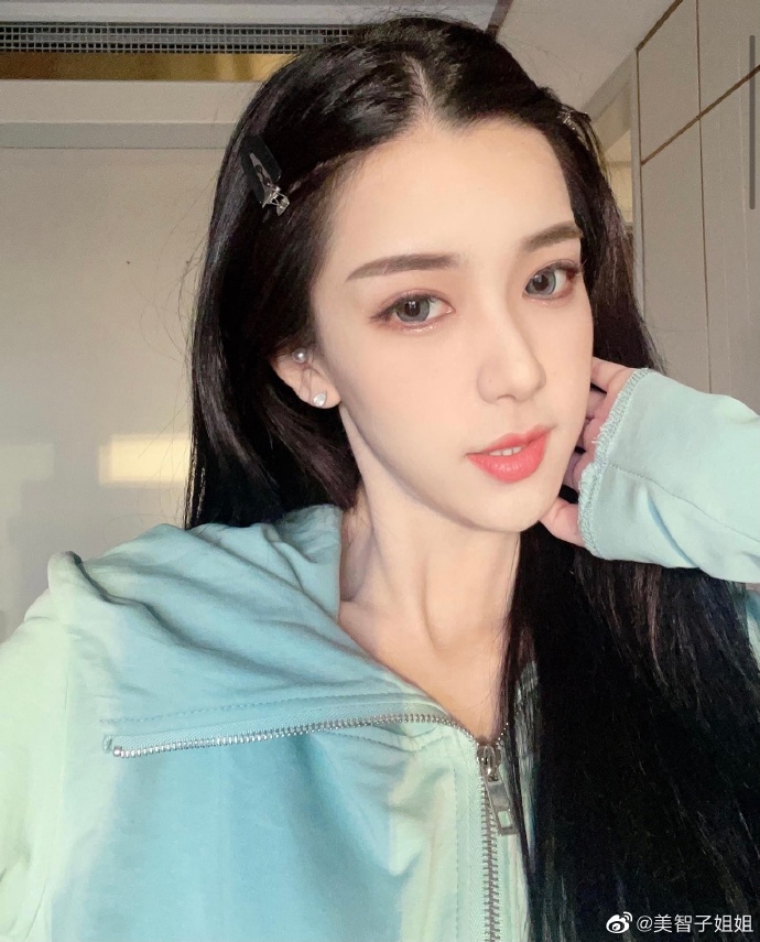網紅堅稱天然美「無整形」!舊照翻出「黑臉厚唇」差很大 網呼:好嚇人!