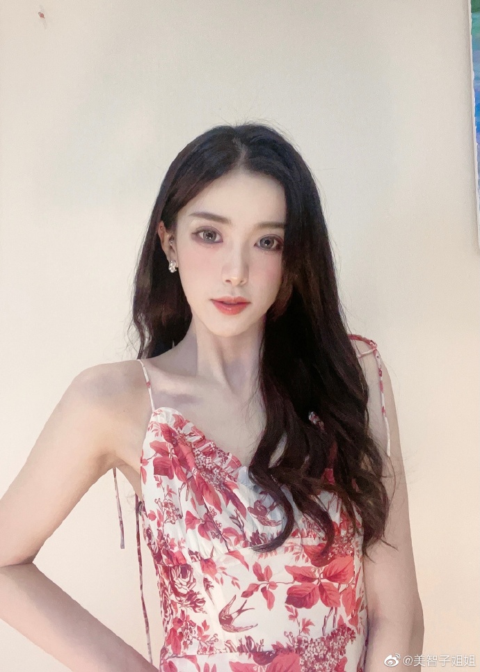 網紅堅稱天然美「無整形」!舊照翻出「黑臉厚唇」差很大 網呼:好嚇人!
