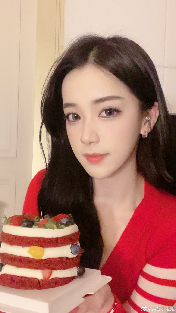 網紅堅稱天然美「無整形」!舊照翻出「黑臉厚唇」差很大 網呼:好嚇人!