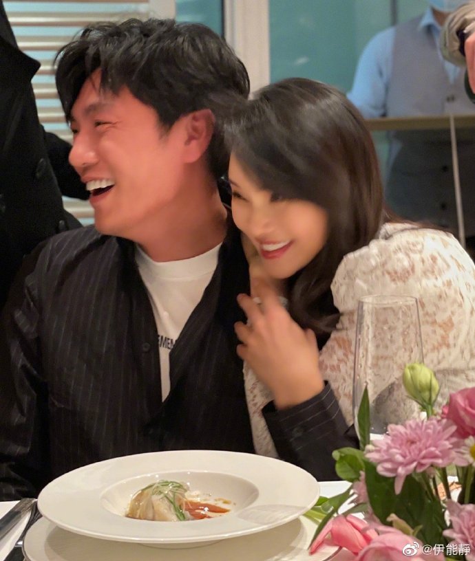 歡度53歲生日「不怕老」!伊能靜緊貼老公秦昊 甜蜜照曝「凍齡美顏」