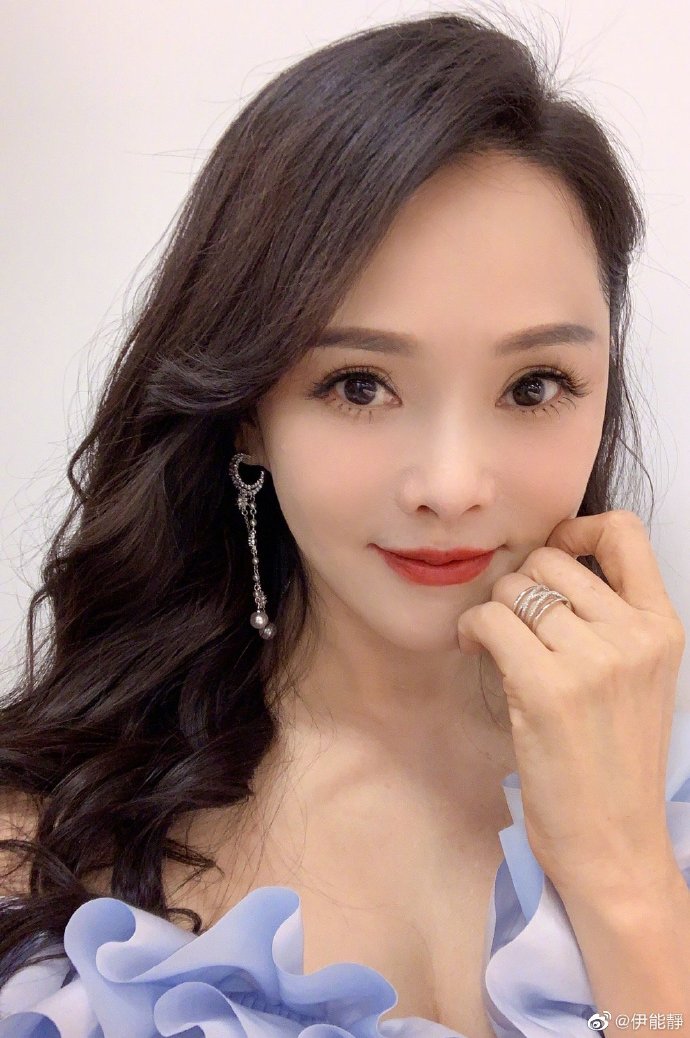 歡度53歲生日「不怕老」!伊能靜緊貼老公秦昊 甜蜜照曝「凍齡美顏」