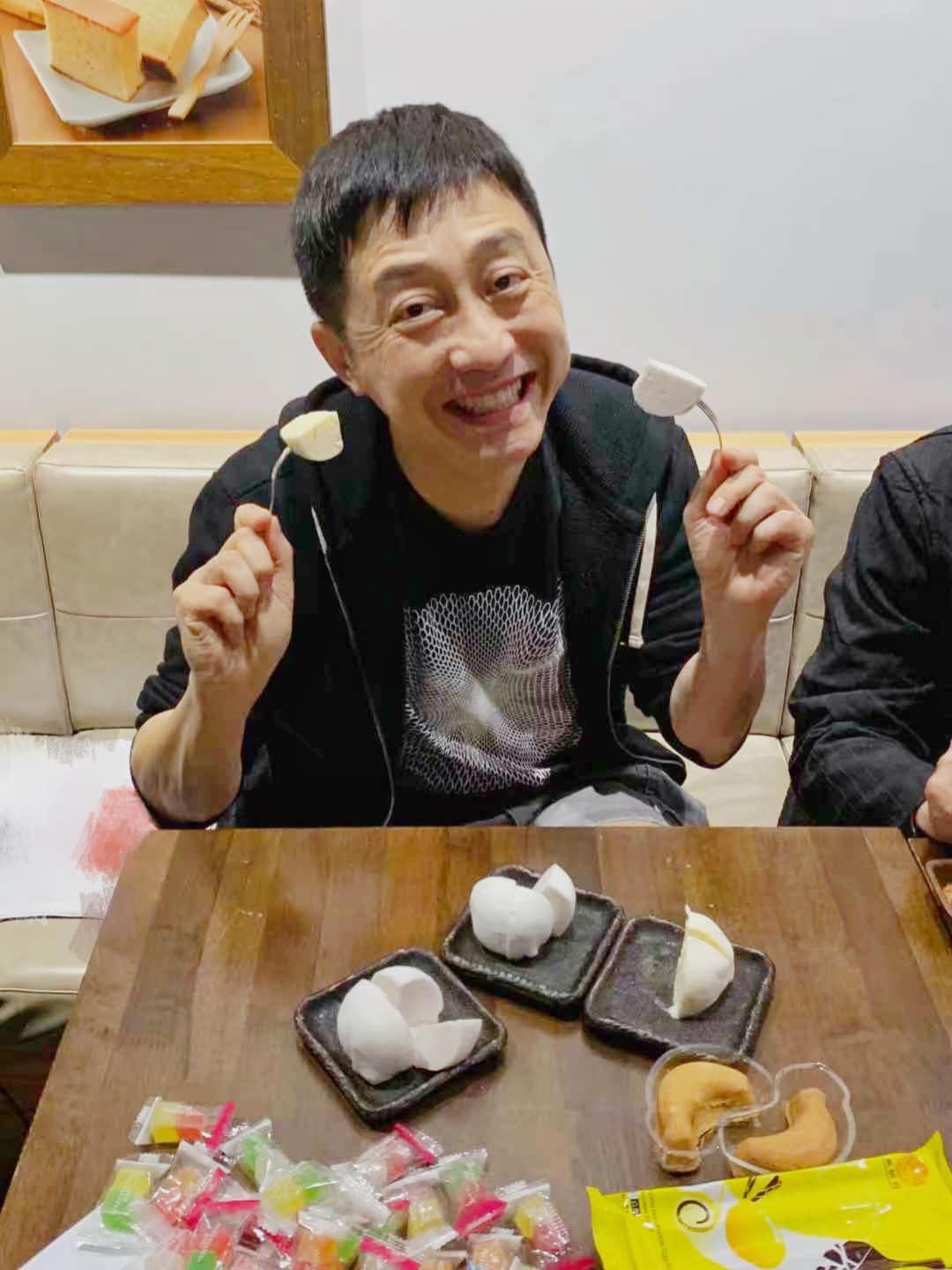 庾澄慶居家健「凸肚」掀熱議!半透明緊身衣「若隱若現」成亮點