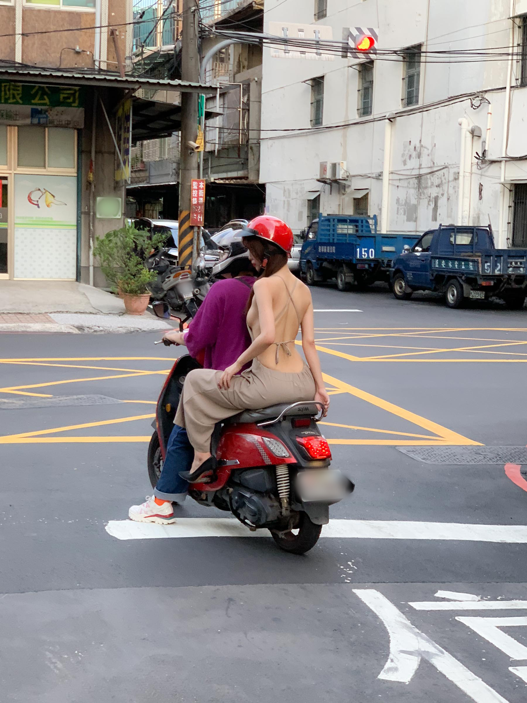 美背辣妹玩刮刮樂 誘人側面讓網友高喊「中大獎了!」