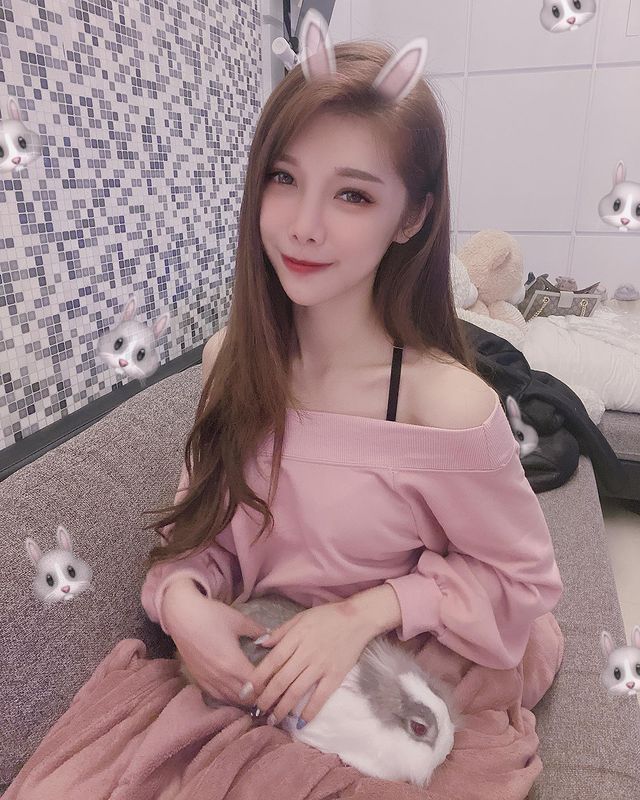 美背辣妹玩刮刮樂 誘人側面讓網友高喊「中大獎了!」