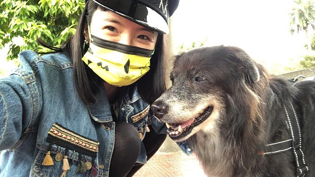 女神到國父紀念館遛狗 甜曬自拍「口罩」成亮點 網:怪美的!