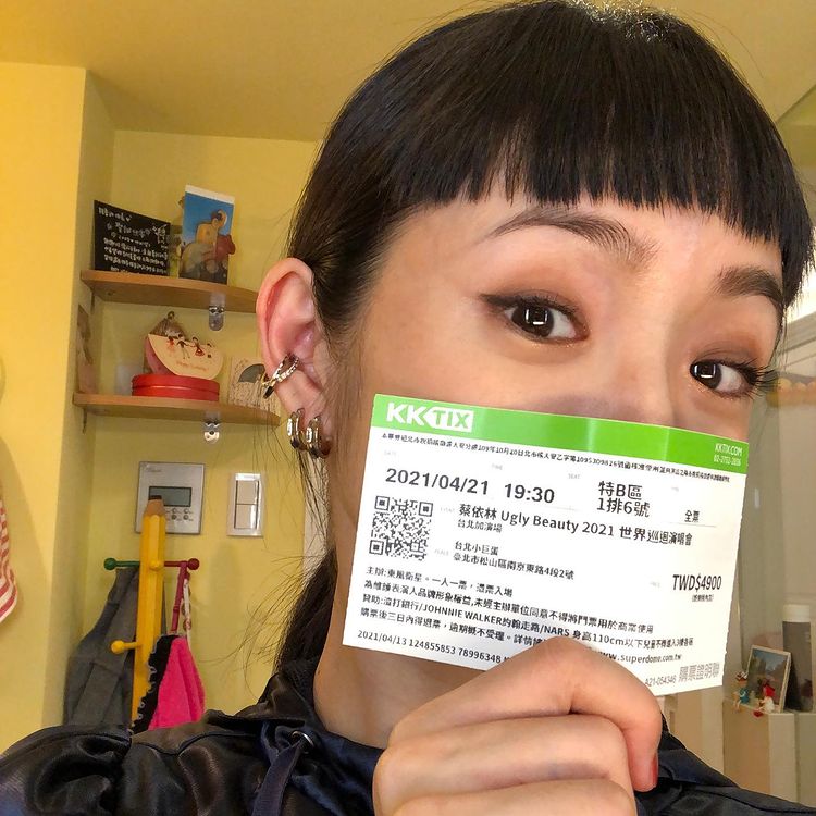 女神到國父紀念館遛狗 甜曬自拍「口罩」成亮點 網:怪美的!