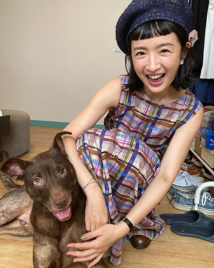 女神到國父紀念館遛狗 甜曬自拍「口罩」成亮點 網:怪美的!