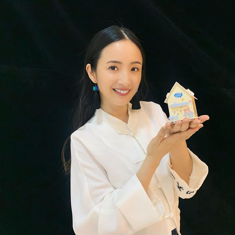 女神到國父紀念館遛狗 甜曬自拍「口罩」成亮點 網:怪美的!