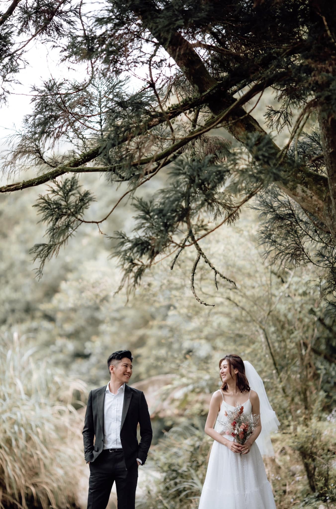 女神林逸欣閃婚! 曬甜美婚紗照「一起慢慢變老」 一片白光閃瞎網友!