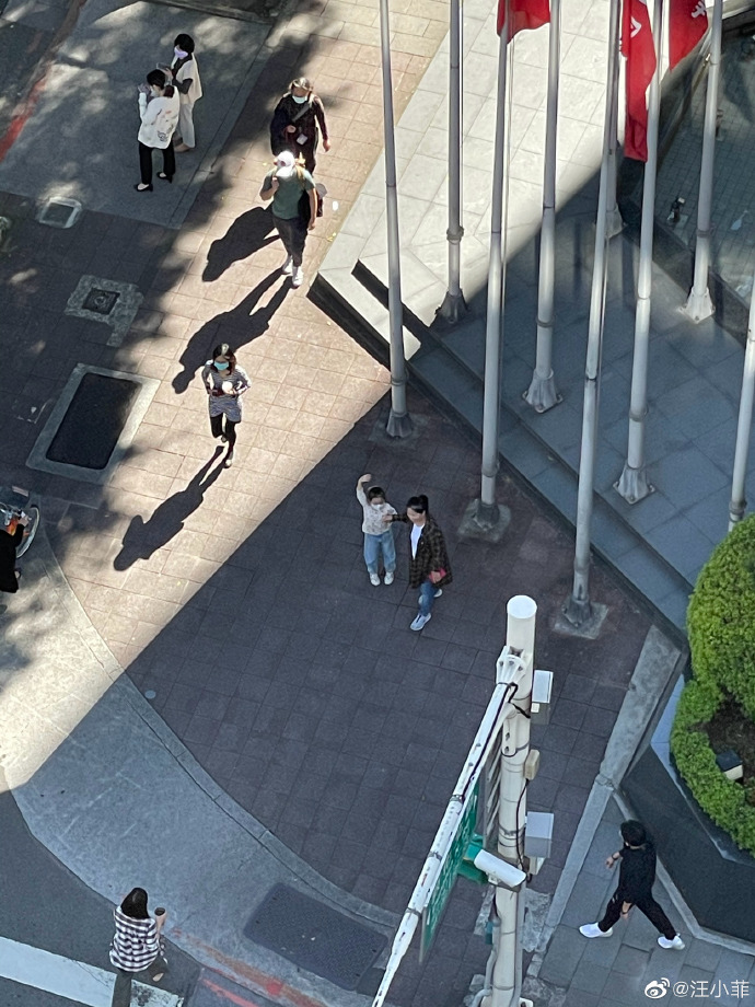 享天倫之樂!汪小菲牽2寶被拍 女兒模樣網驚呆