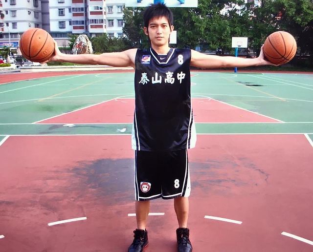青澀模樣曝光! 王家梁曬17歲「高中球衣照」 曹佑寧驚呼:好嫩