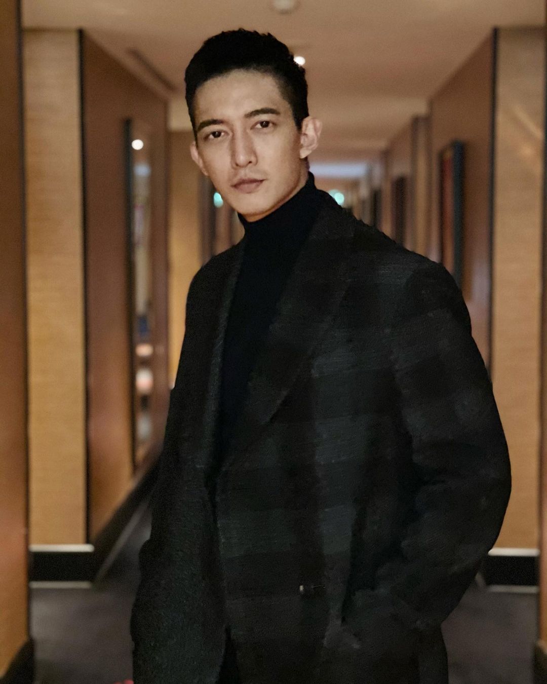 青澀模樣曝光! 王家梁曬17歲「高中球衣照」 曹佑寧驚呼:好嫩
