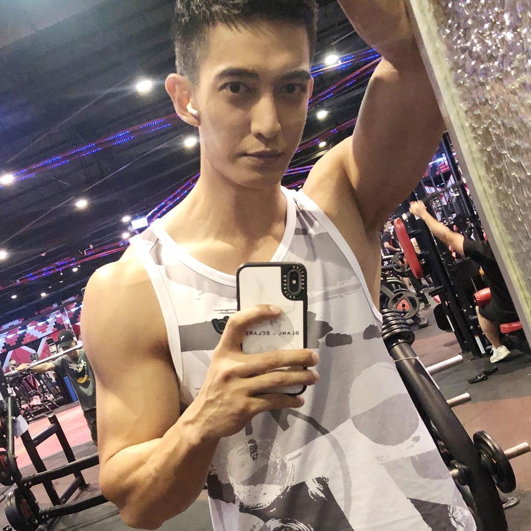 青澀模樣曝光! 王家梁曬17歲「高中球衣照」 曹佑寧驚呼:好嫩