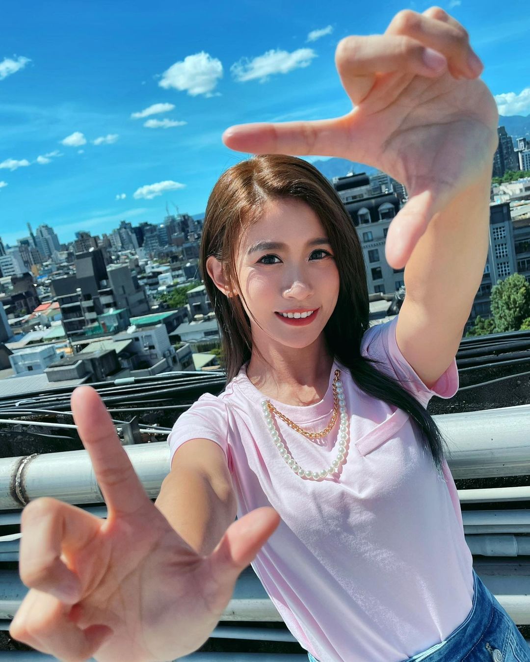 啦啦隊女神衰捲「國道連環追撞」!車頭全毀嚇翻:一度無法呼吸