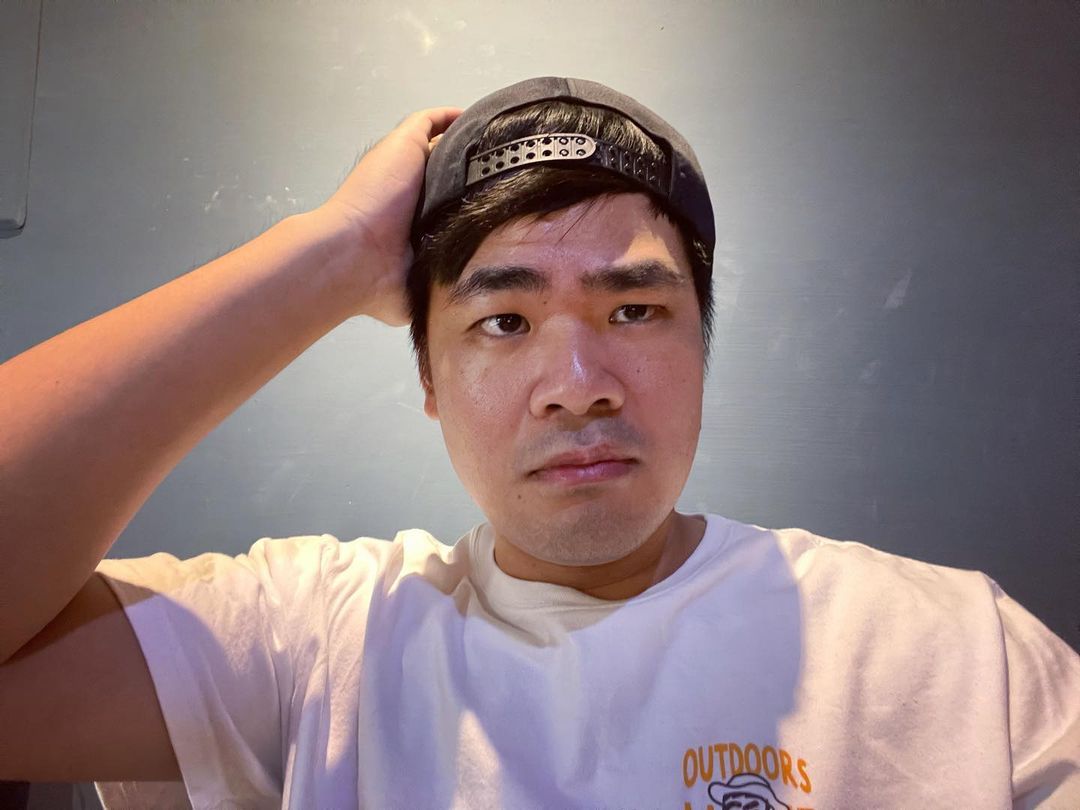 蔡哥「神還原」愛情片畫面!對比照曝光 坤達看傻:以為放兩張一樣的照片