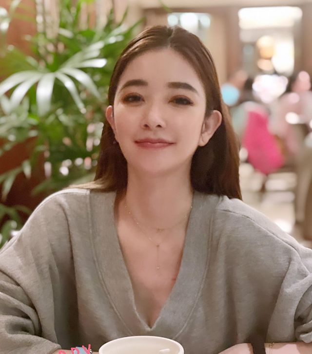 全家逆天神基因!許維恩二姐「不科學凍齡嫩照」曝光 網驚:說25歲都信