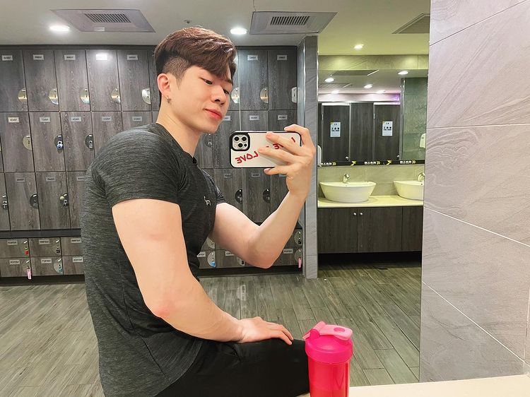 自曝「零桃花」 網紅鍾明軒交帥男友! 網友直呼:顏值逼死很多情侶