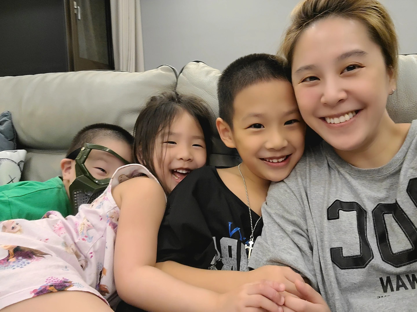 讓6歲兒拿「香奈兒」作畫!黃小柔曬對比圖 網看傻:以為限量款