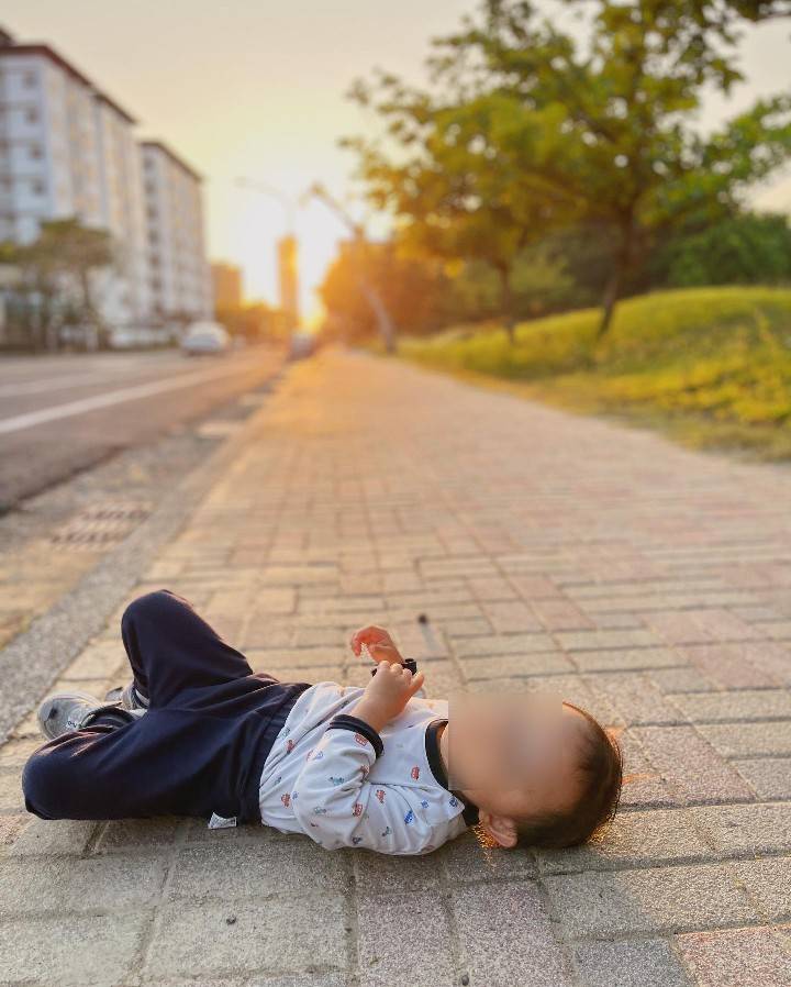 歐陽靖曬兒躺地被酸「沾沾自喜」!她無奈嘆:我只是被丟掉的單親媽