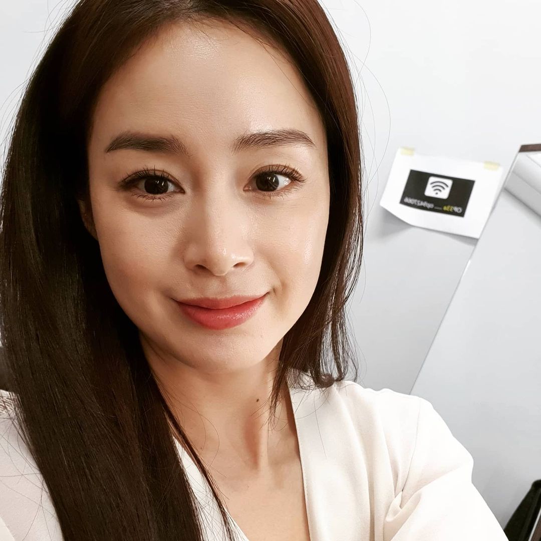 金泰希曬凍齡美照!釣出Rain「狂發愛心護妻」 網猛虧:很會拍馬屁