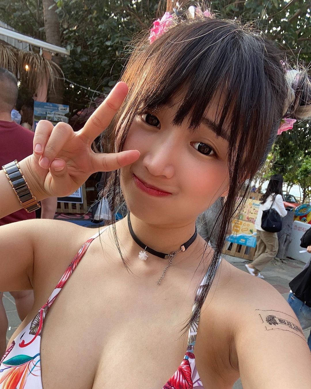 正妹淋雨搭捷運!襯衫全濕「超兇透視」險撐爆鈕扣 本尊現身回應