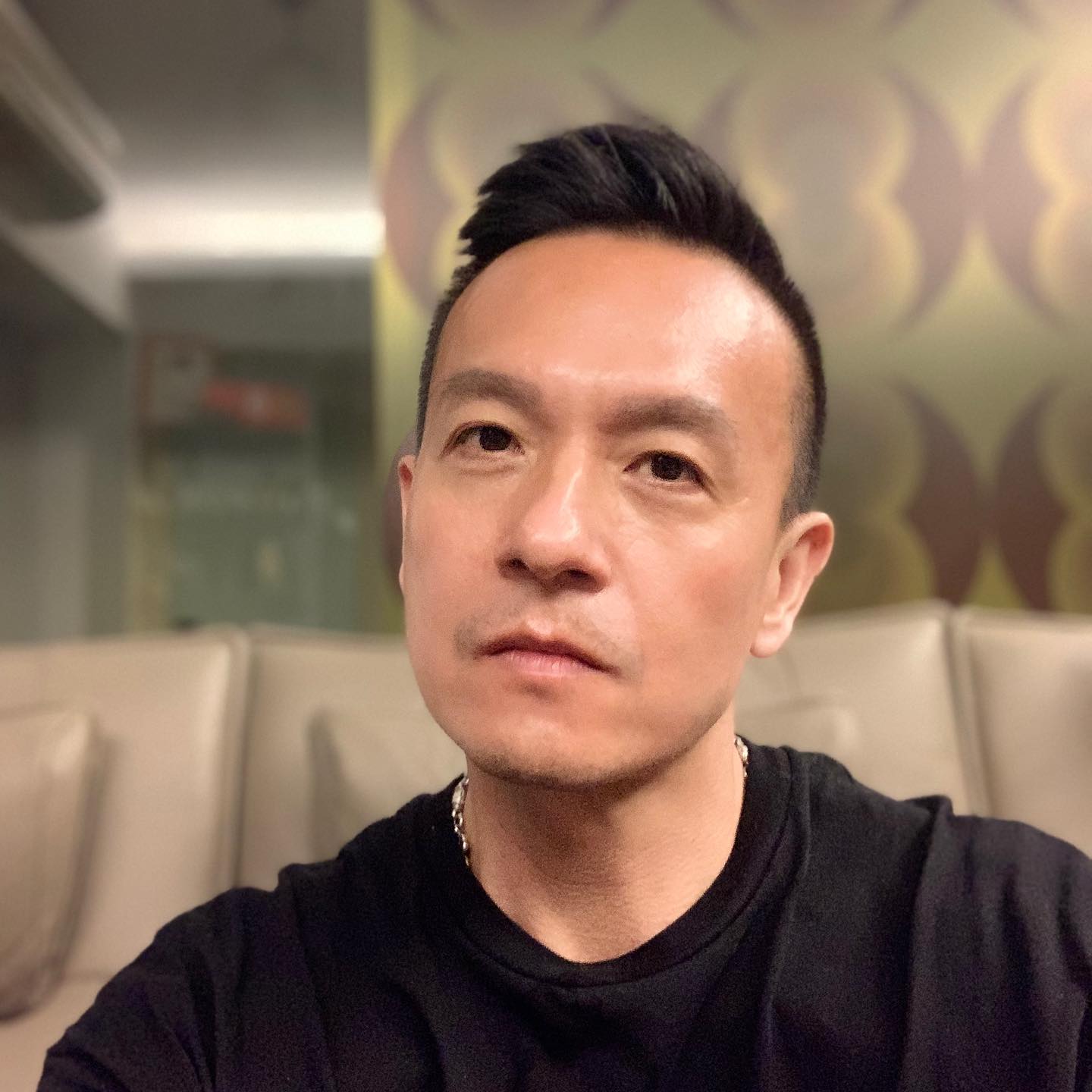 小鐘接觸確診者「製作人早知情卻隱瞞」!他不以為意僅冷回2句話惹議