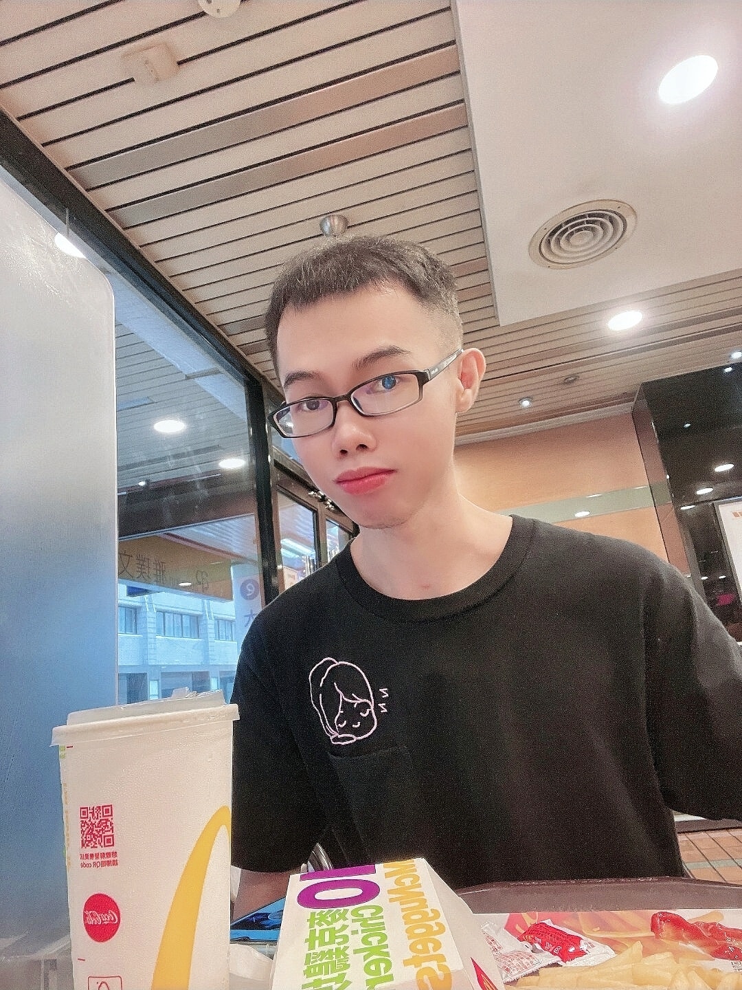 鄧佳華工作近況曝光!第一天「手掌泡到反白」 連千毅讚:他是海王子