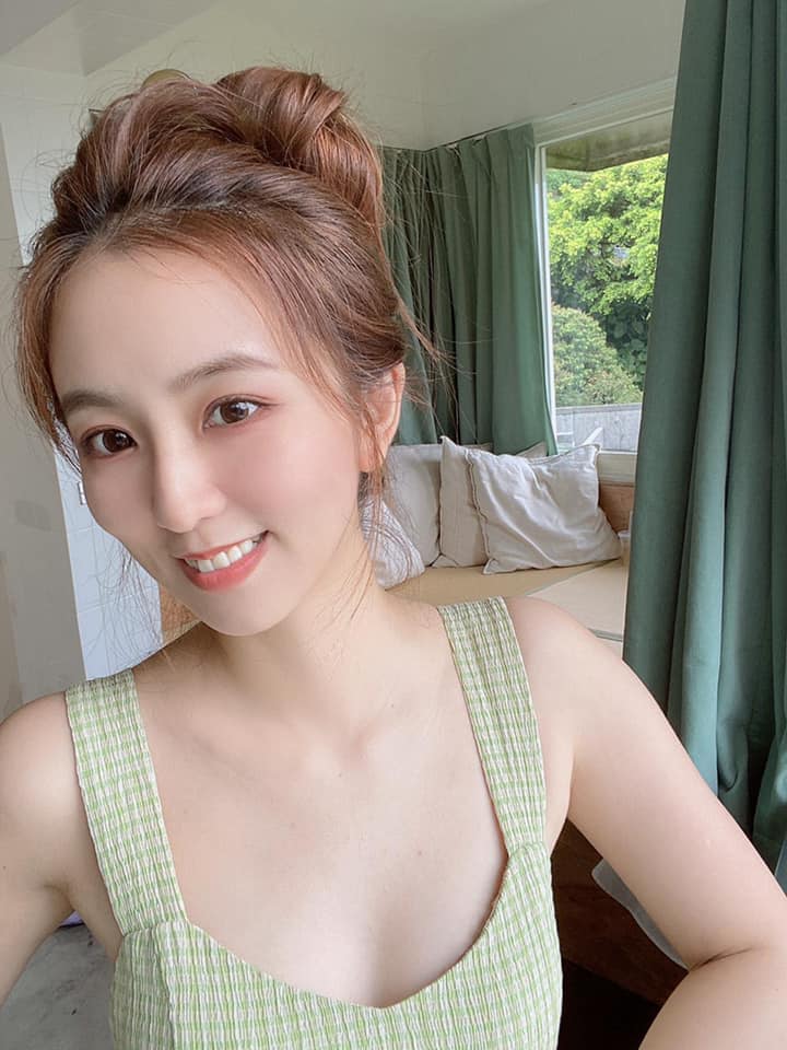快篩變「整形檢測」?周曉涵戳完鼻子打噴嚏狂揉 自嘲:代表是真的