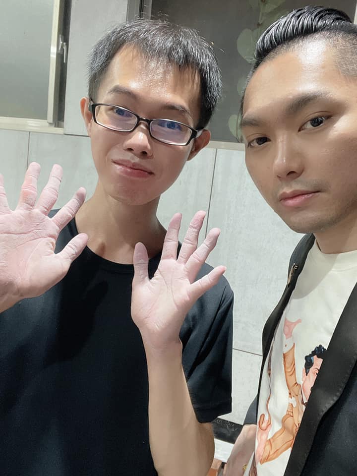 鄧佳華工作近況曝光!第一天「手掌泡到反白」 連千毅讚:他是海王子