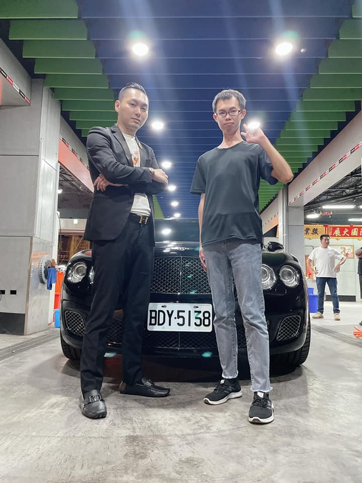 鄧佳華工作近況曝光!第一天「手掌泡到反白」 連千毅讚:他是海王子