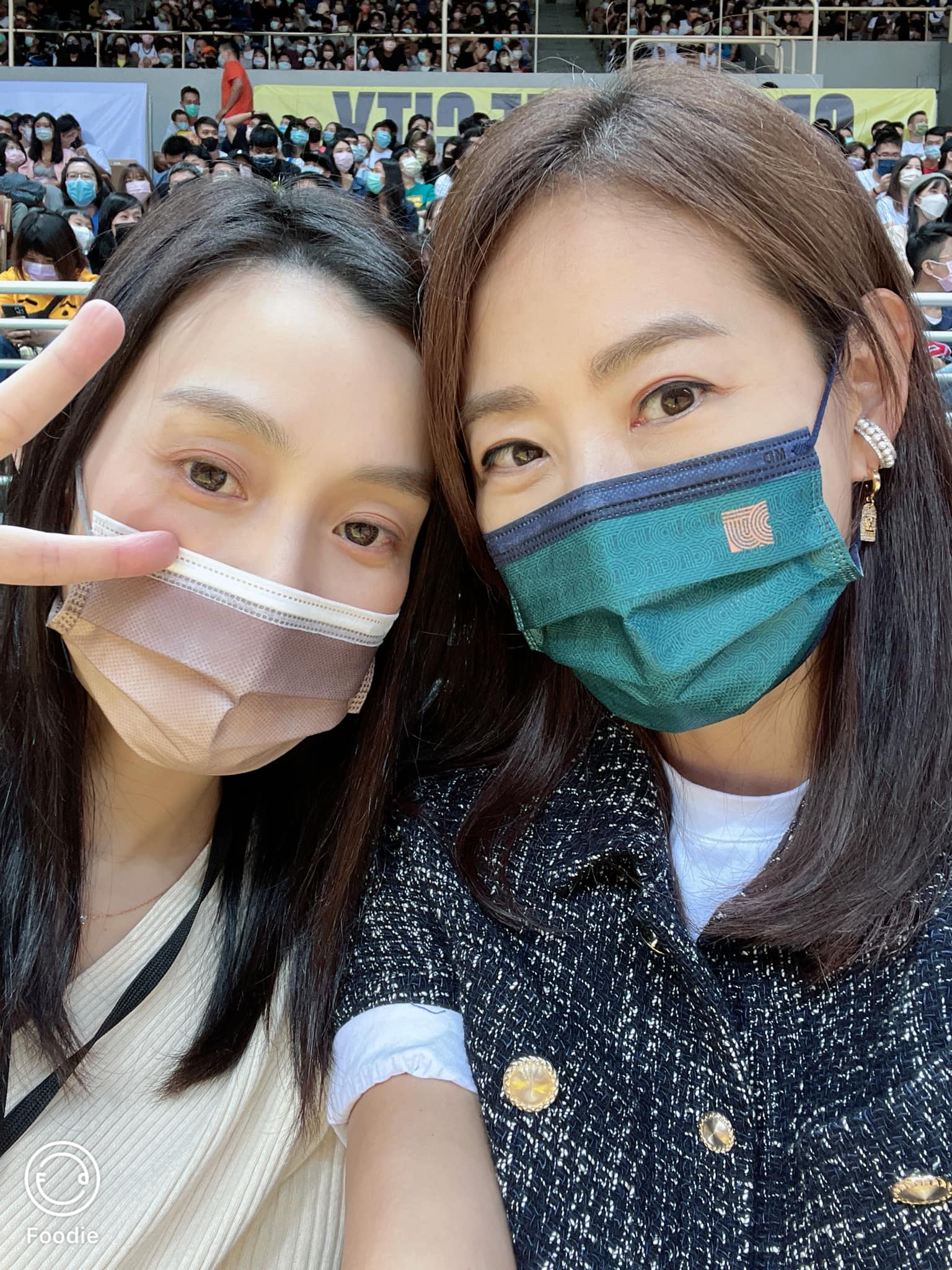 賈永婕合體「黑范夫婦」!頭緊靠范瑋琪自拍遭酸:真有心還幫洗白