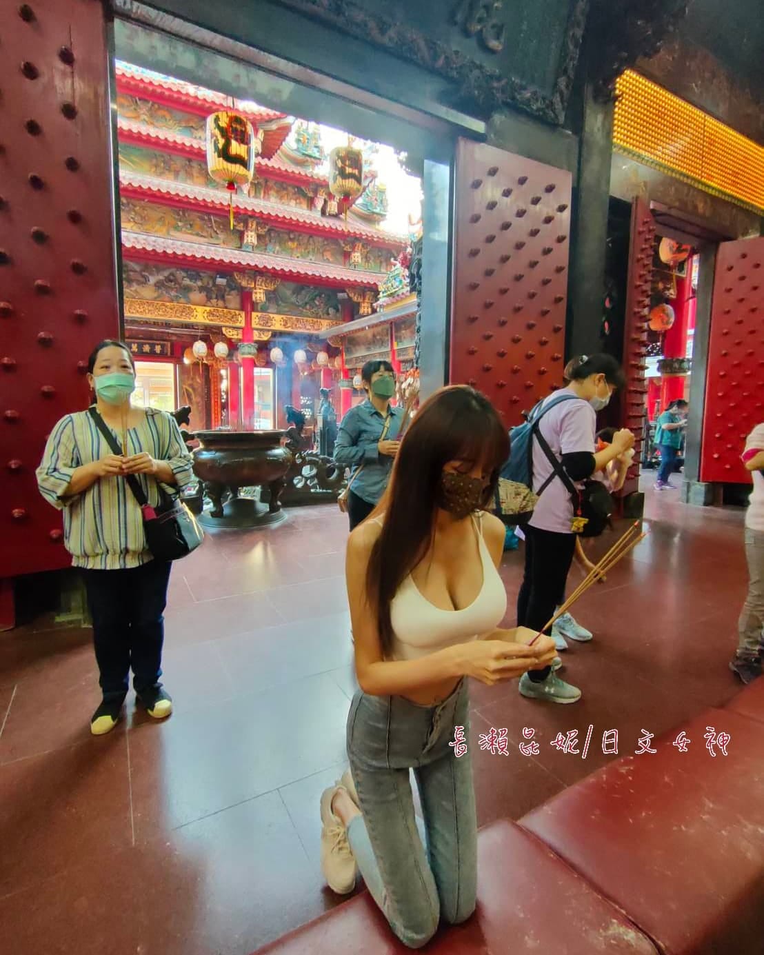 連千毅助理拜拜穿超辣!細肩帶白背心「包不住半球」 網:土地公流鼻血了