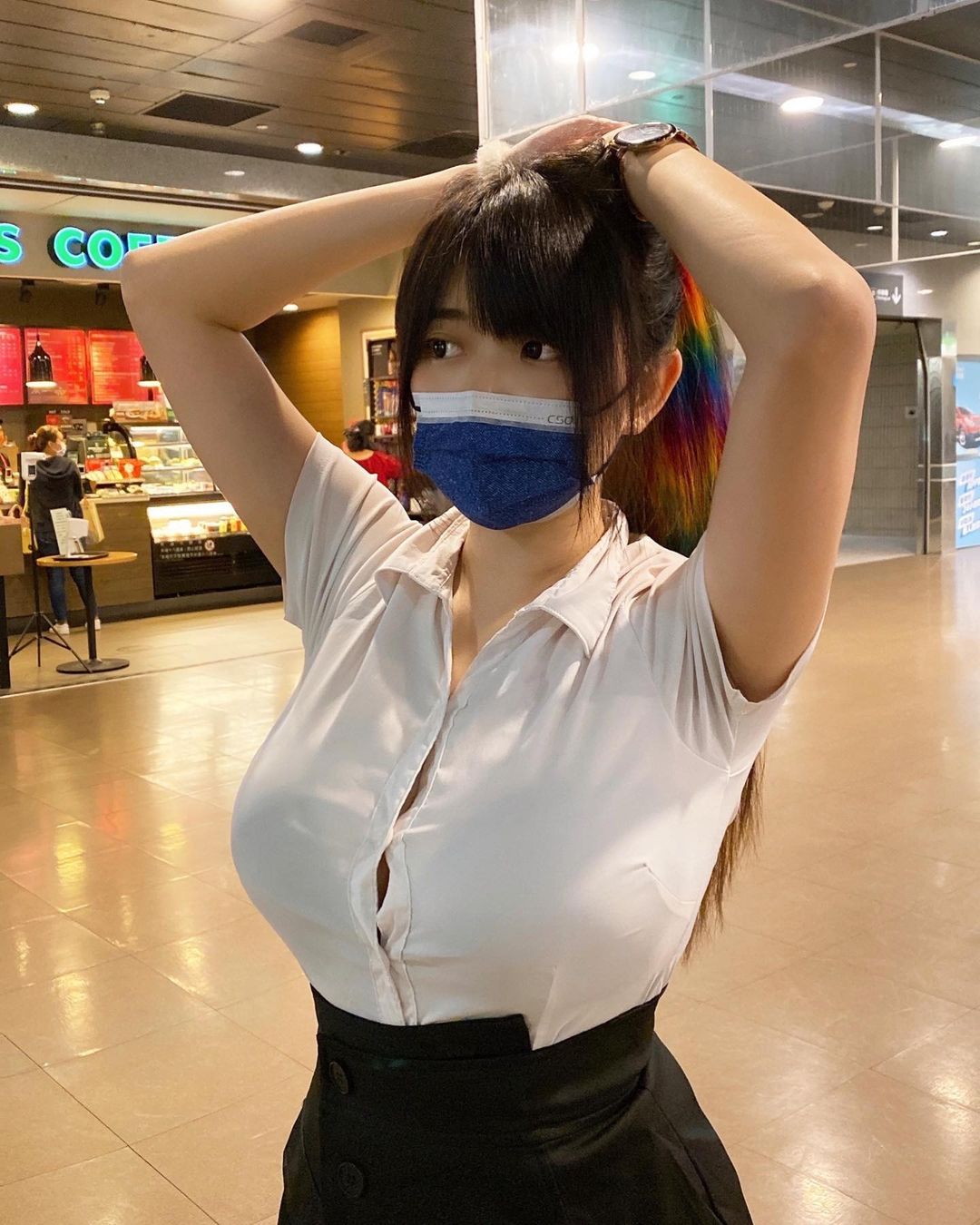 正妹淋雨搭捷運!襯衫全濕「超兇透視」險撐爆鈕扣 本尊現身回應