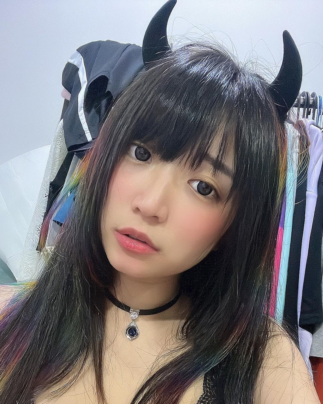 正妹淋雨搭捷運!襯衫全濕「超兇透視」險撐爆鈕扣 本尊現身回應