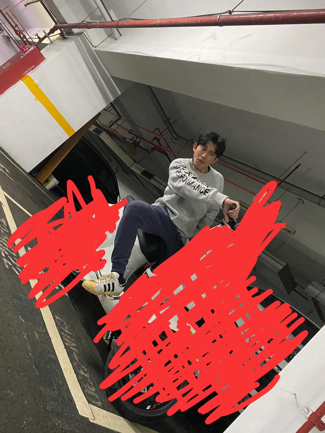 吳慷仁騎車把妹!耍痞喊「小姐給不給葩」 釣出邵雨薇7字神吐槽