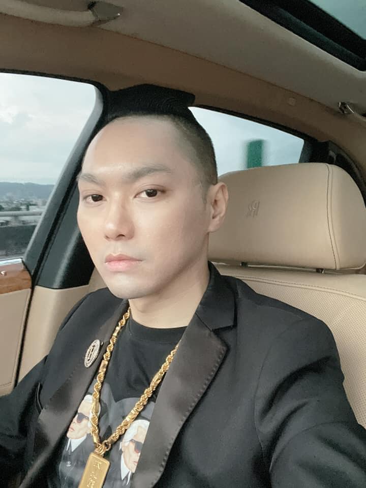 連千毅直播間加入「2新辣妹」!性感S曲線遭起底:是鄧佳華經紀人