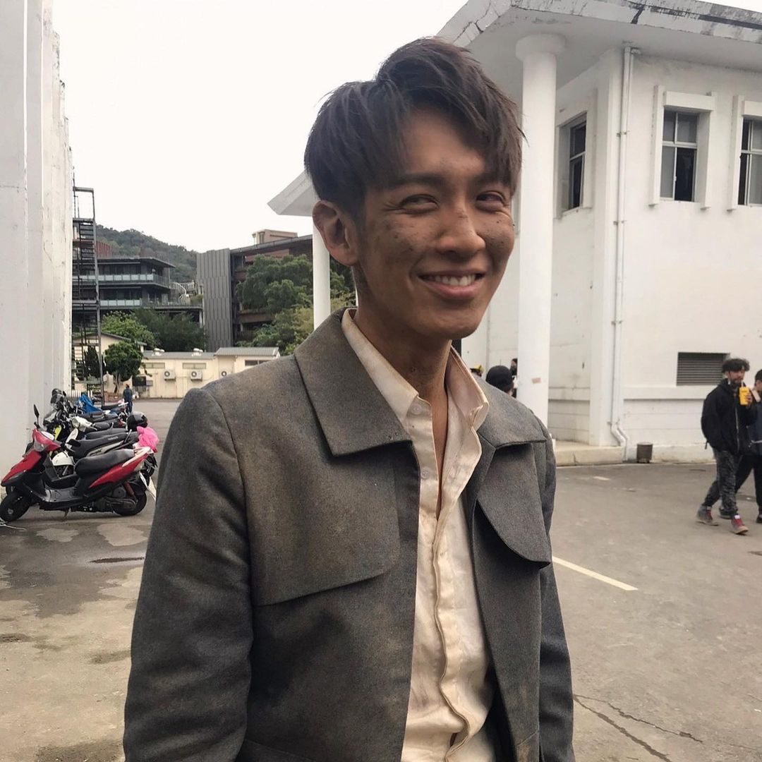 初一就見紅!柯震東「意外受傷」送醫治療 畫面曝光呼:見紅財來