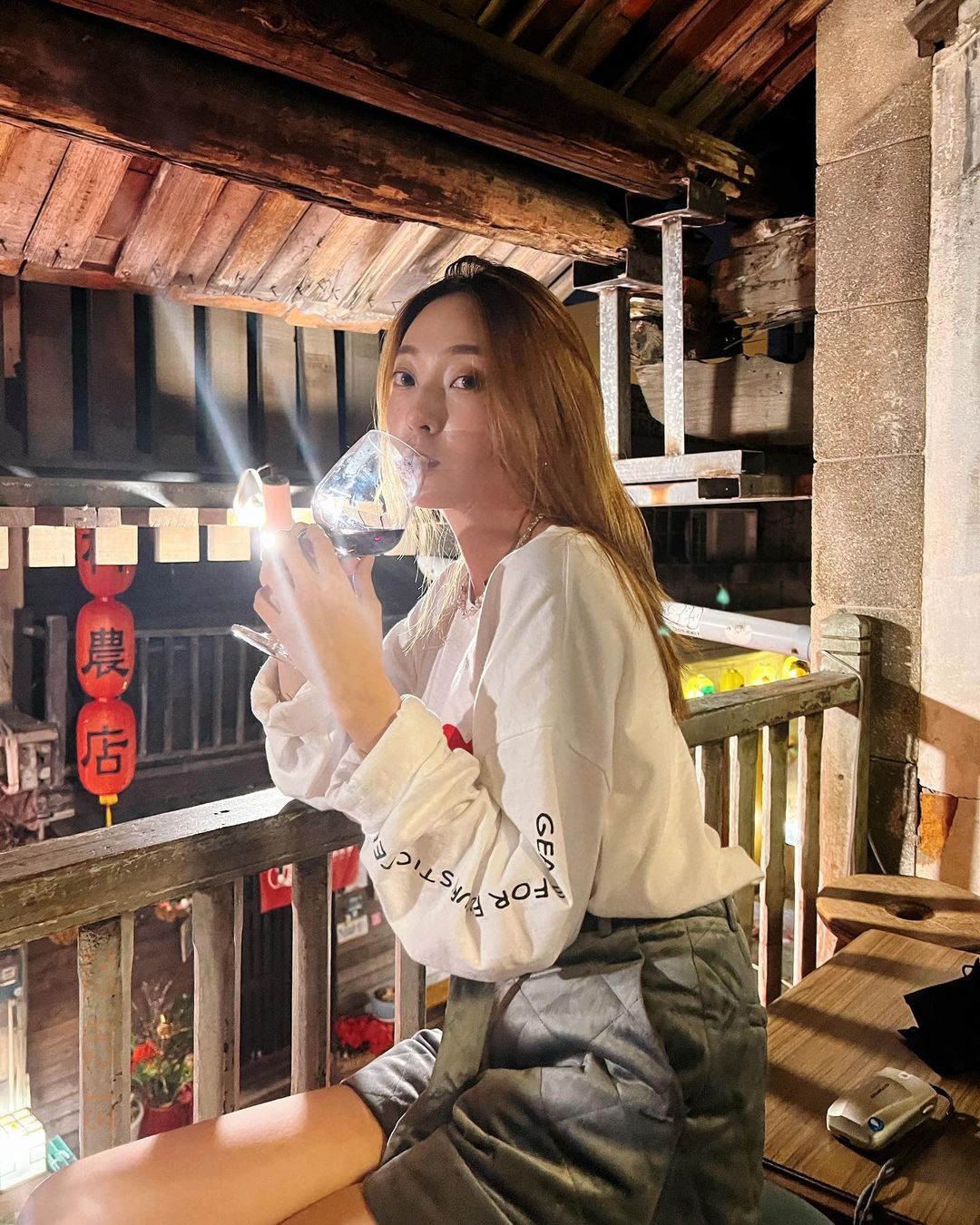 老公視角曝光!張菲辣媳「泡湯照超崩壞」直呼:在報復我嗎?