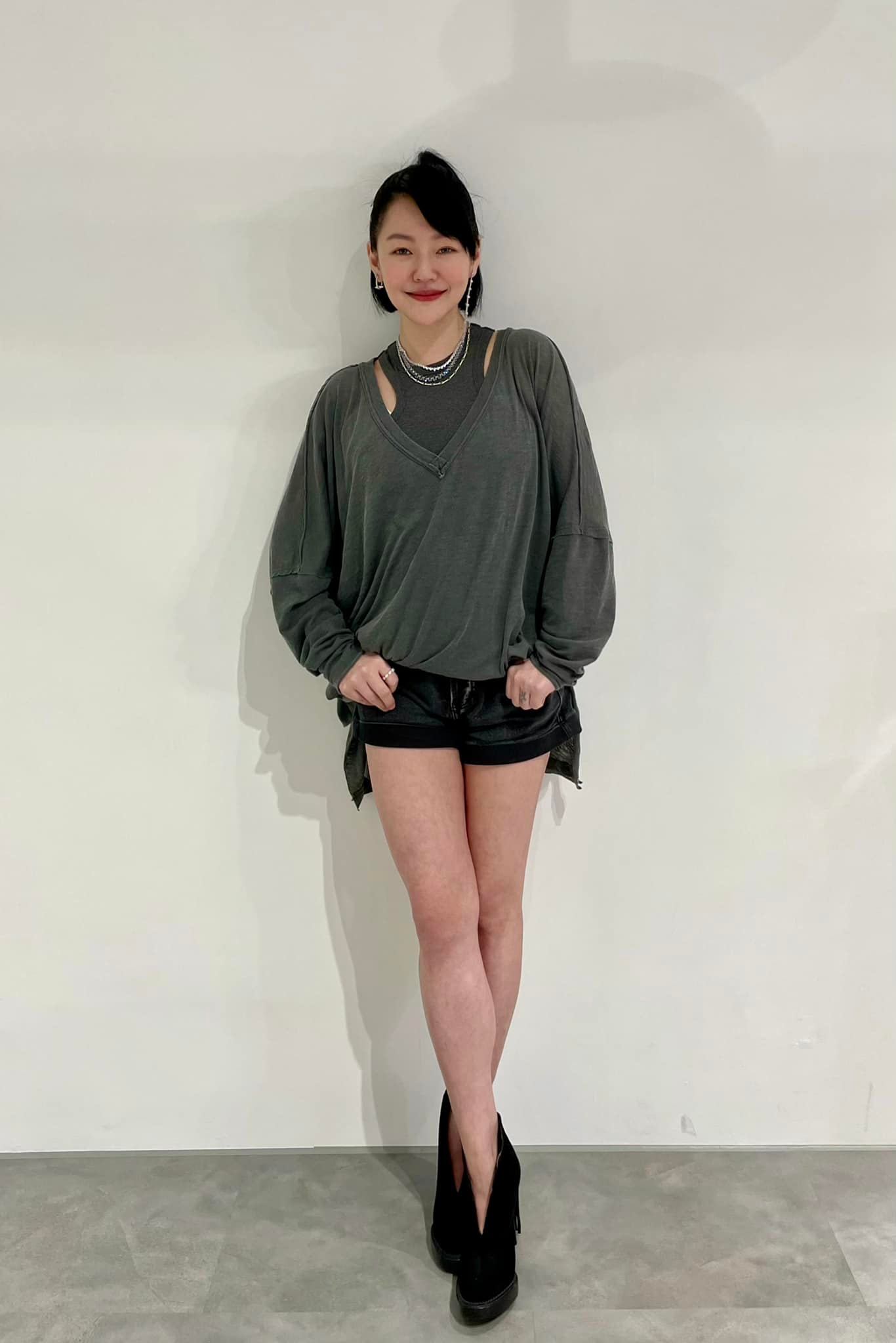 小S化身皇太后!牽老公拜見皇上「他只是隨從」 網笑:生三胎了還清清白白?