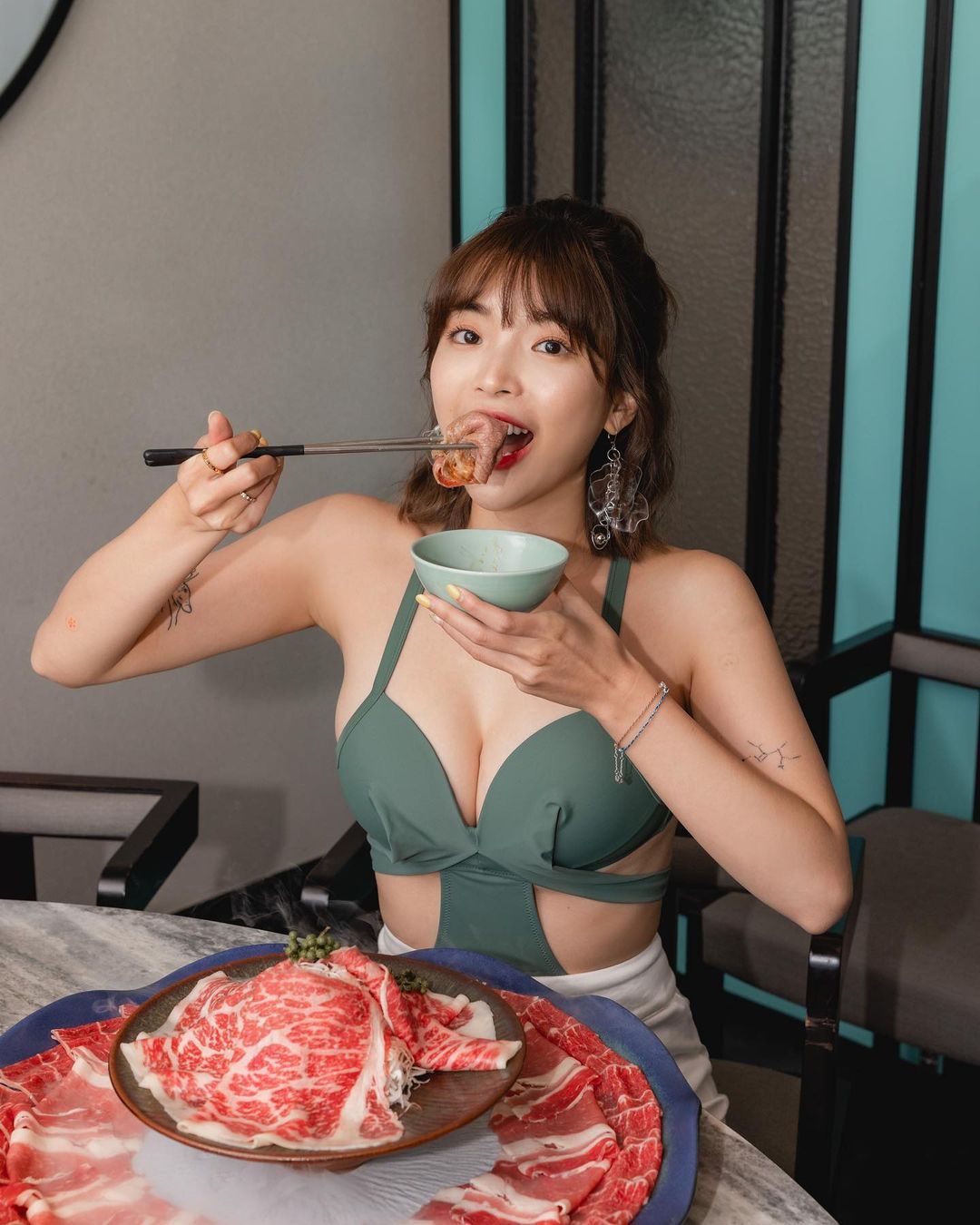 比麻辣鍋還辣!阿圓「比基尼穿搭」吃鍋嗨翻:不知該看哪個肉