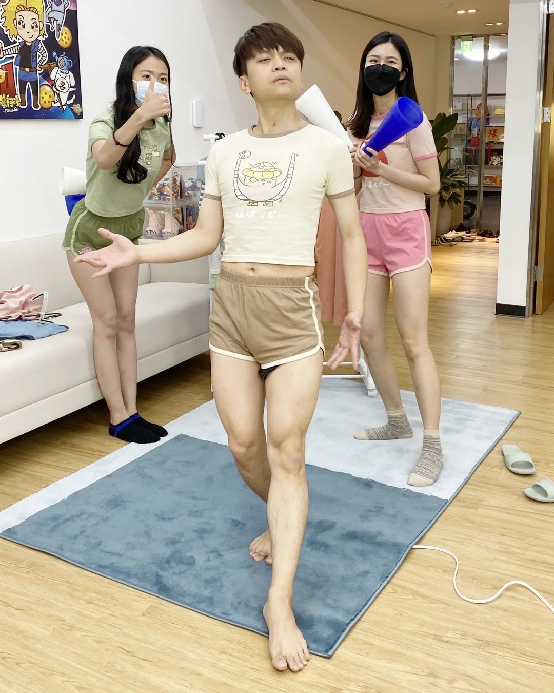 蔡阿嘎穿真理褲「下半身驚見一坨黑」!網看傻:巨龍現形了