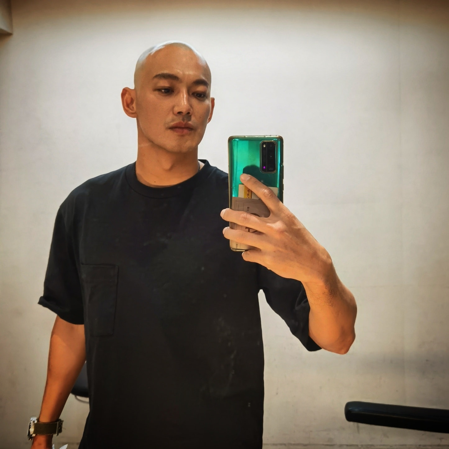 威廉豁出去!為戲人生首次「剃光頭」帥度破表 友人笑:我想看頂樓的房子!